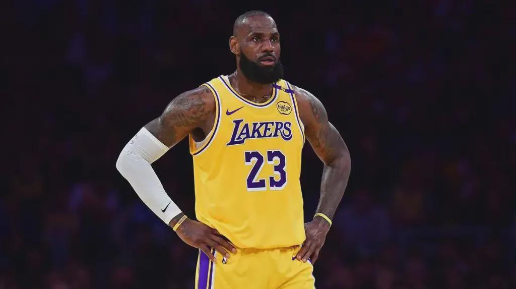 开云-美媒提议湖人用重磅炸弹交易获得两名热火球员，四换二有点亏