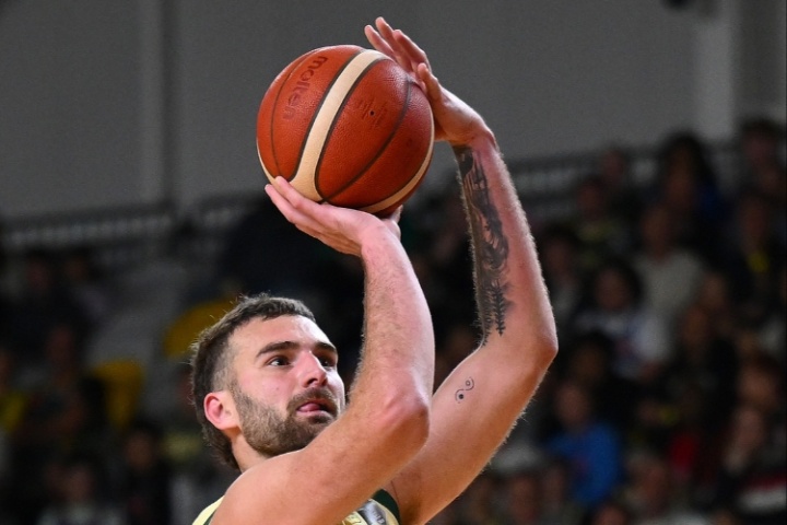 中国男篮决赛的对手!火箭旧将麦克维场均砍14分&三分命中率41.7%