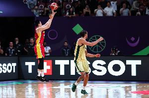 开云-苏群：直接来一个暴扣！胡明轩绝杀失手！苏群：为什么打三分呢？