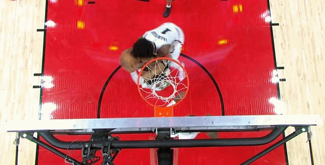 1740558005664067575.gif 开云-遭火箭野兽空中锁喉!字母哥:有时候我也会这样