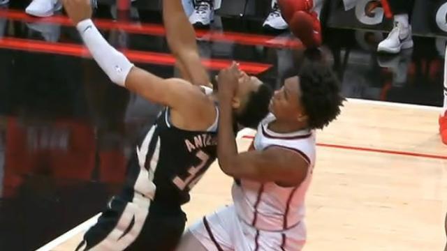 1740558083230088102.jpg 开云-遭火箭野兽空中锁喉!字母哥:有时候我也会这样