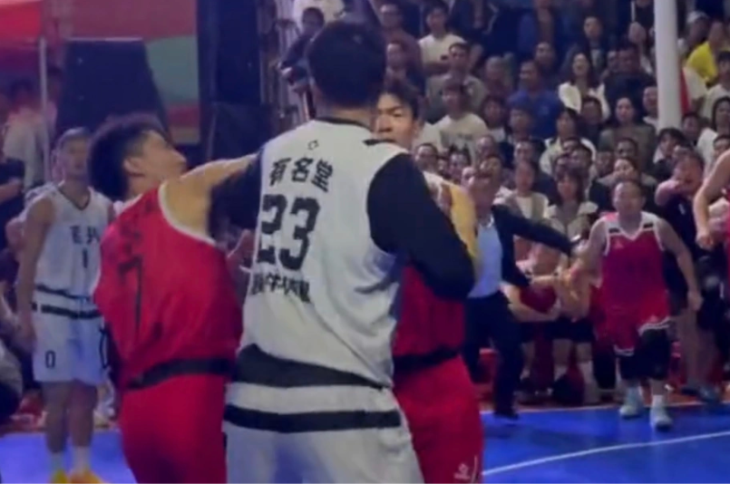 前男篮国手打村BA！拳打对手引爆激烈冲突，曾夺总冠军+山东队长