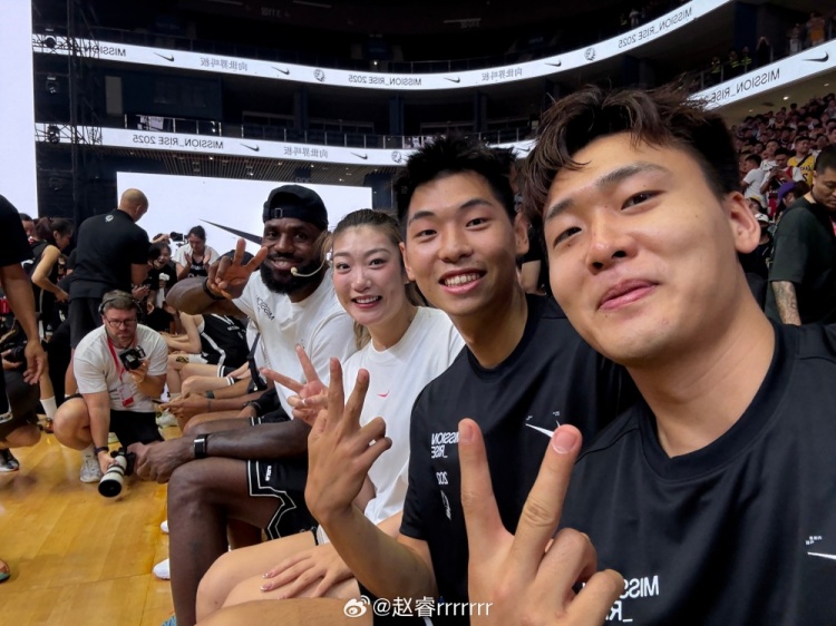 赵睿发布18张活动写真：亲历老詹现场，探索多元角色✌️