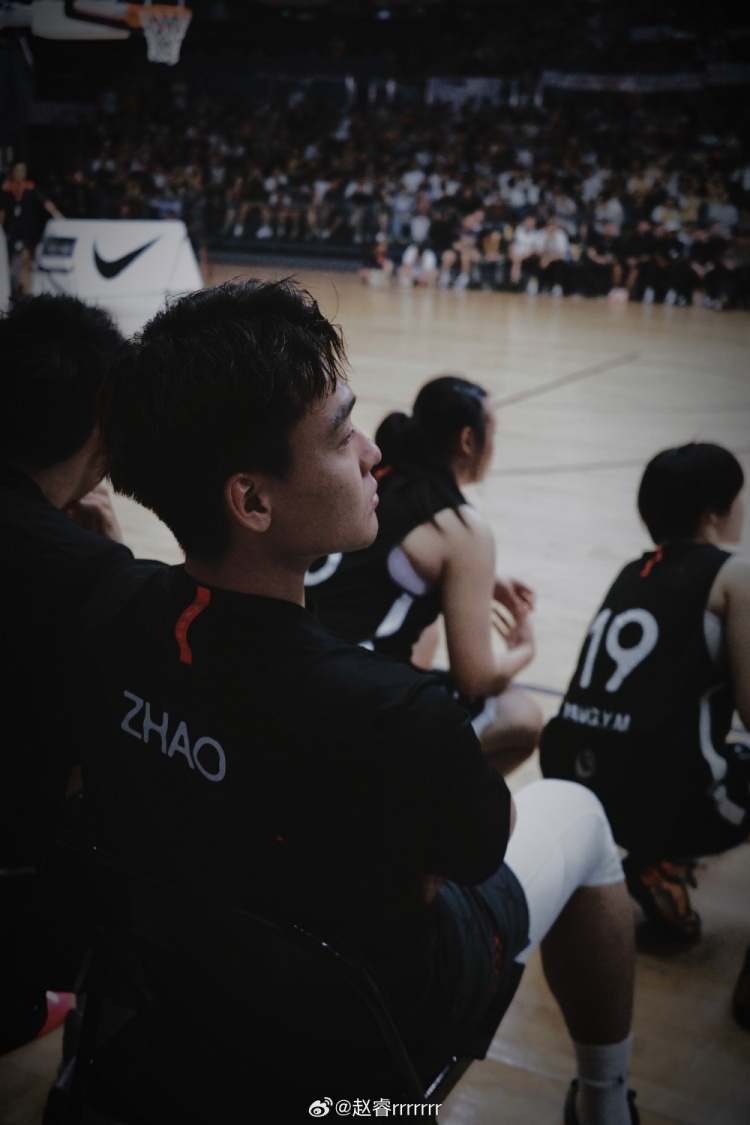 赵睿发布18张活动写真：亲历老詹现场，探索多元角色✌️