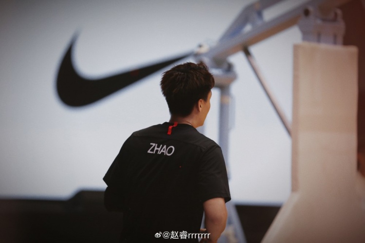 赵睿发布18张活动写真：亲历老詹现场，探索多元角色✌️