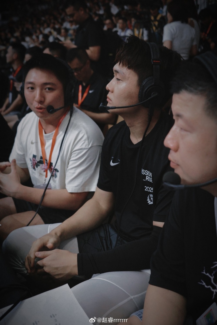 赵睿发布18张活动写真：亲历老詹现场，探索多元角色✌️