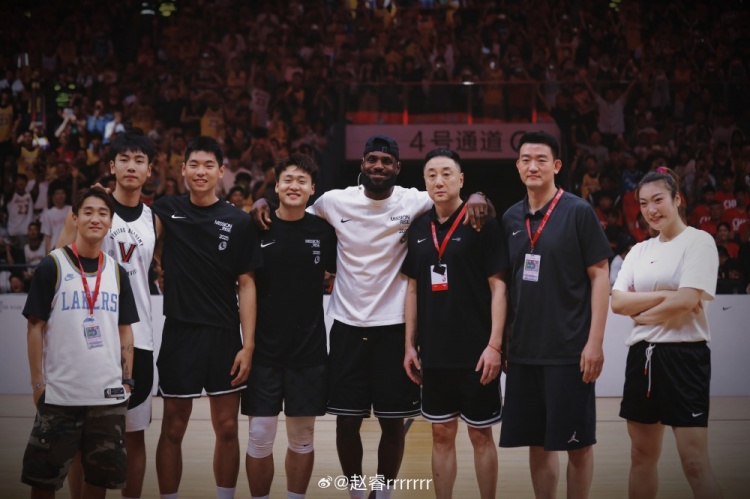 赵睿发布18张活动写真：亲历老詹现场，探索多元角色✌️