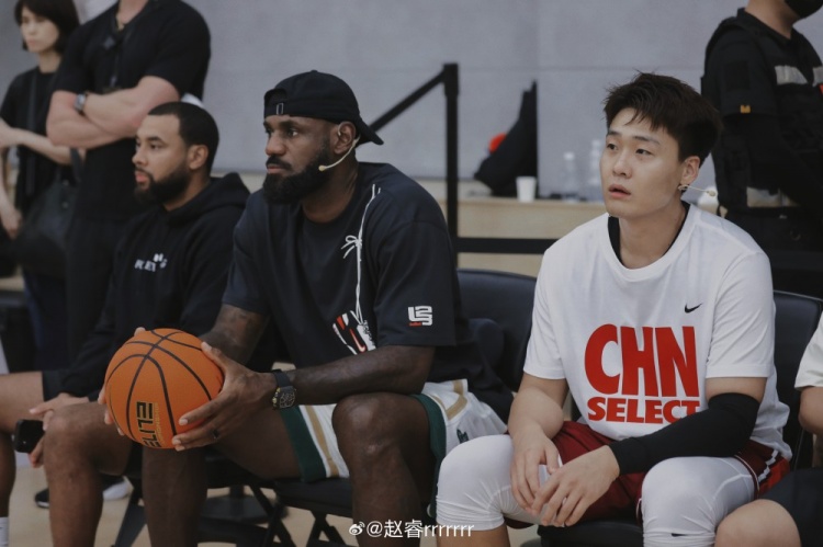 赵睿发布18张活动写真：亲历老詹现场，探索多元角色✌️