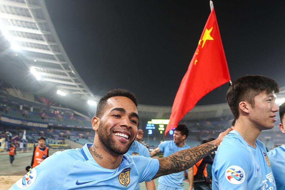 开云下载-唏嘘！35岁苏宁功勋遭官宣解约，曾在中超5年赚5亿+险被国足归化