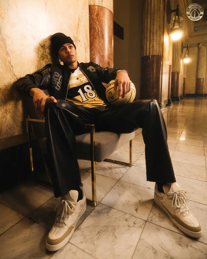 开云-基肖恩-乔治展示球队新球衣，奇才官方附文：永不过时的穿搭