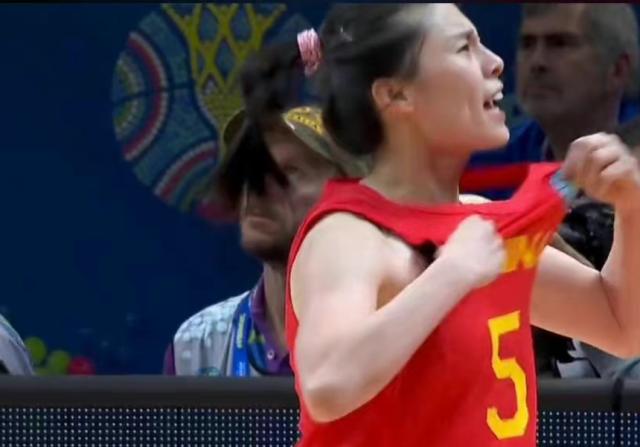 开云网页-抢断、罚球、防守 生死时刻王思雨三招生擒袋鼠