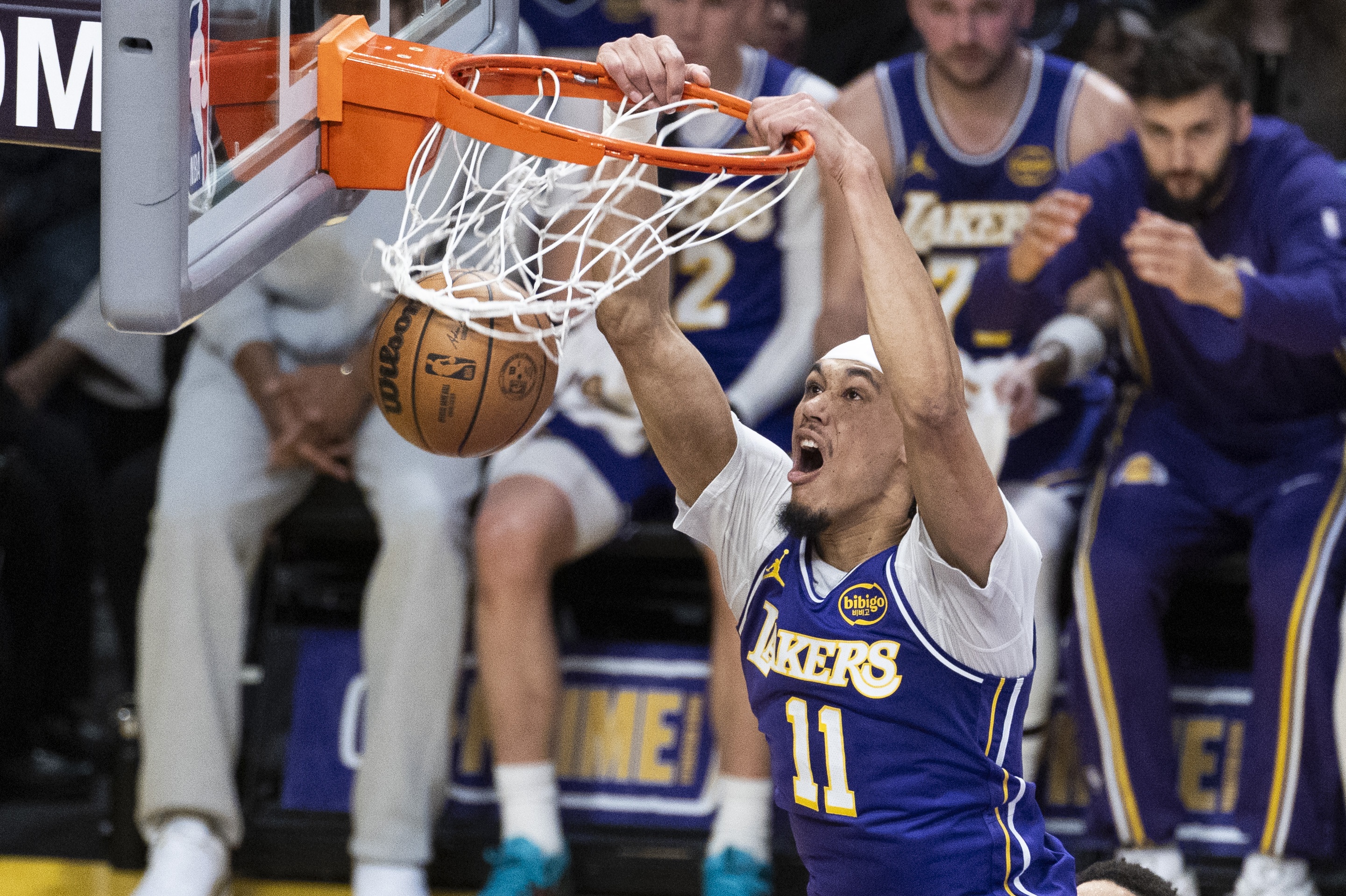 kaiyun-艾顿已引起湖人将帅不满！消息人士：内线球员排着队想搭档东契奇