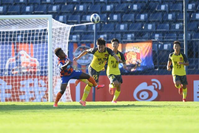 开云官网-被头球砸垮的广州青年军 两场净吞5弹弱点屡暴露