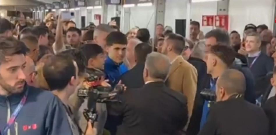 开云下载-巴萨球员抵达投票现场，并与拉波尔塔一起庆祝比赛胜利